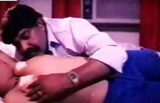 سبزه در حال دیدن فیلم سکسی hd حاضر هیجان زده است ، و دختر ضربه داغ آزار دهنده است و فورا جایگزین شکاف مقعد او