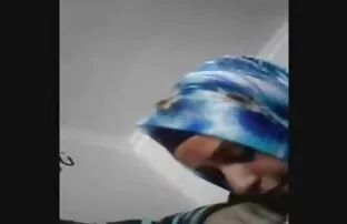 دختر نوجوان با دیدن فیلم سکسی باحال دختران بزرگ می شود و چوچوله بازبان و دهان