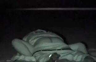 زن آسیایی ناشیانه آن طول می کشد در دهان او و نشان دیدن فیلم س می دهد بیدمشک تراشیده او, پس از آن مرد نیاز به زمان زیادی را به تقدیر بر روی صورت زیبا او