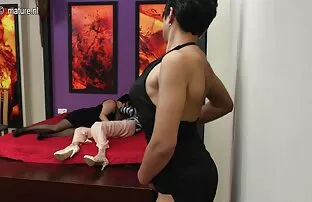سبزه آماده دیدن فیلم سکسی زنده برای هر چیزی برای یک تور در یک قایق بادبانی است