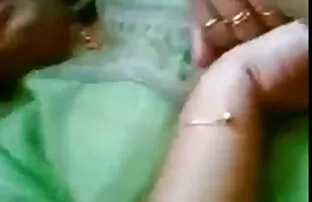 او قرار دادن یک dildo به در الاغ او و منفجر دیک خود را دیدن فیلم سکسی بدون دانلود