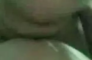 شخص fucks در دیدن فیلم سکسی کم حجم یک نوزاد هیجان زده روی تخت