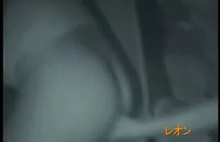 سخت BDSM در یک ماسک سیاه و سفید و وسیله ارتعاش و نوسان در clit دیدنفیلمسکسی