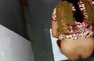 او همسر خود را بر روی دیدن فیلم س تلفن همراه خود فیلم برداری و او را انداخت آنلاین